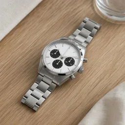木桌上的一只无品牌白盘钢带计时码表